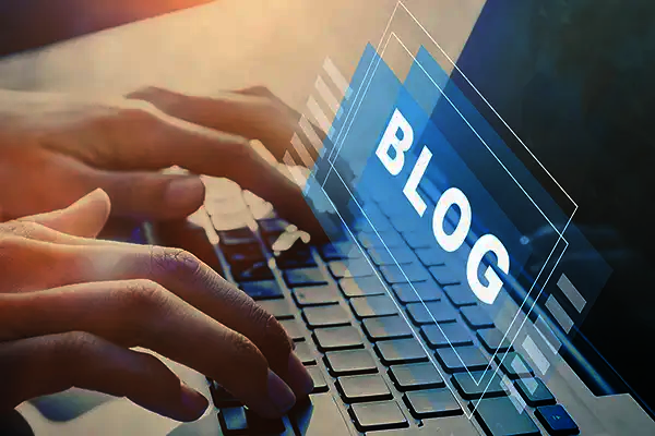 Blog-Konzept, Hände eines Bloggers beim Tippen auf der Tastatur, Bloggen