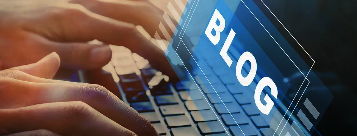 Blog-Konzept, Hände eines Bloggers beim Tippen auf der Tastatur, Bloggen