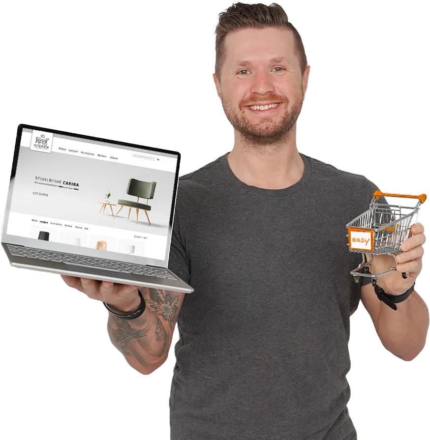 Flo mit Laptop und Miniatur-Einkaufswagen